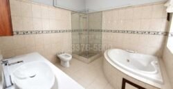Residencia de Lujo en Las Hadas con Jacuzzi y Espacios Amplios
