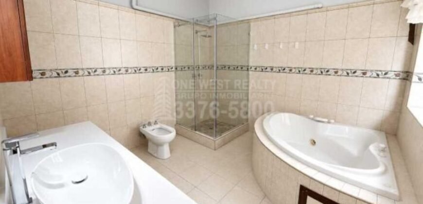 Residencia de Lujo en Las Hadas con Jacuzzi y Espacios Amplios