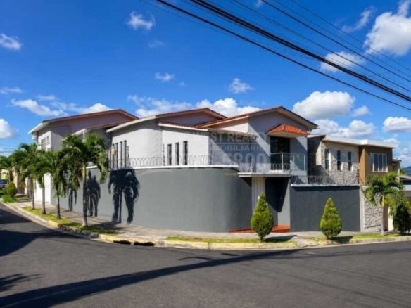 Residencia de Lujo en Las Hadas con Jacuzzi y Espacios Amplios