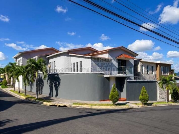 Residencia de Lujo en Las Hadas con Jacuzzi y Espacios Amplios