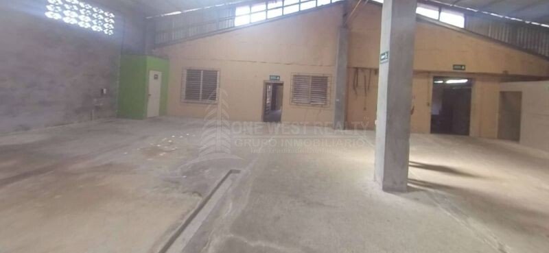 Terreno con edificio, local comercial y bodega en venta en Miraflores Sur, La Ceiba